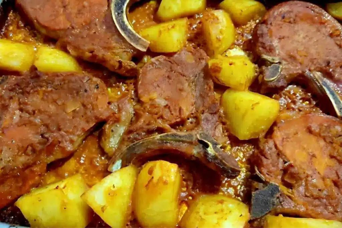 Bisteca assada no forno com batatas