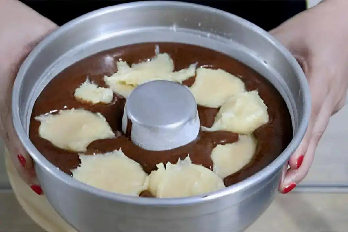 Bolo de chocolate que já sai do forno com recheio de prestígio