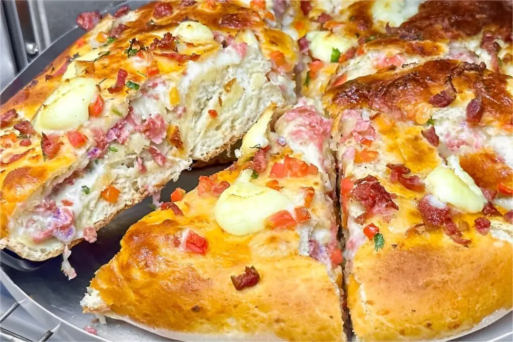 Torta salgada recheada feita com massa de padaria