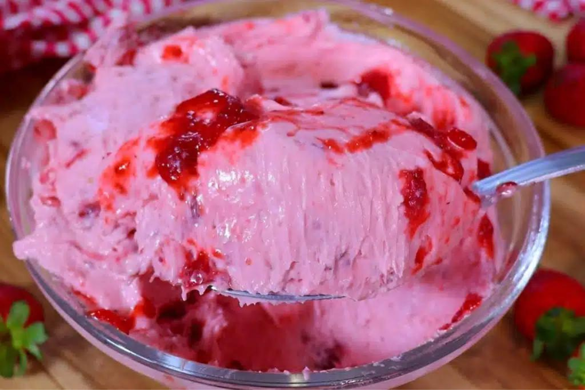 Recheio de morango para bolo de aniversário feito com suco em pó