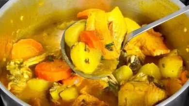 Frango cozido ao molho com legumes uma receita deliciosa e suculenta para o almoço ou jantar