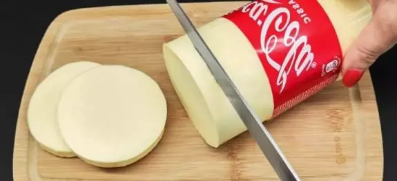 Queijo caseiro feito na garrafa vazia de refrigerante