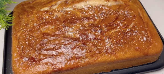 bolo de banana com doce de morango